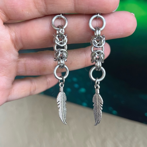 Handmade maille leaf feather dangly stainless steel post earrings boho silver - Picture 9 of 10